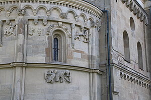 Schöngrabern, Pfarrkirche Unsere Liebe Frau, Apsis mit Reliefdarstellungen: Kampf des Guten gegen das Böse
